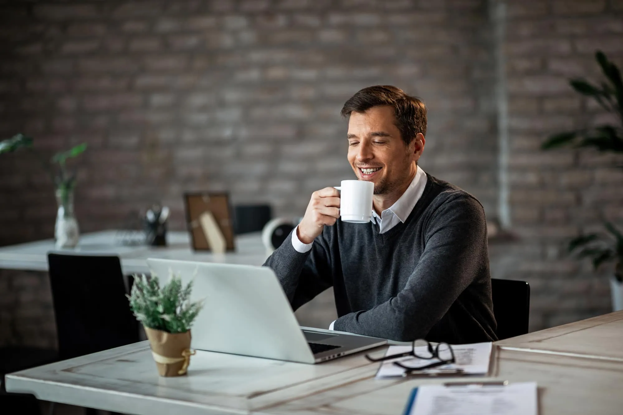 Dipendente che segue un corso e-learning personalizzato dalla sua postazione di lavoro